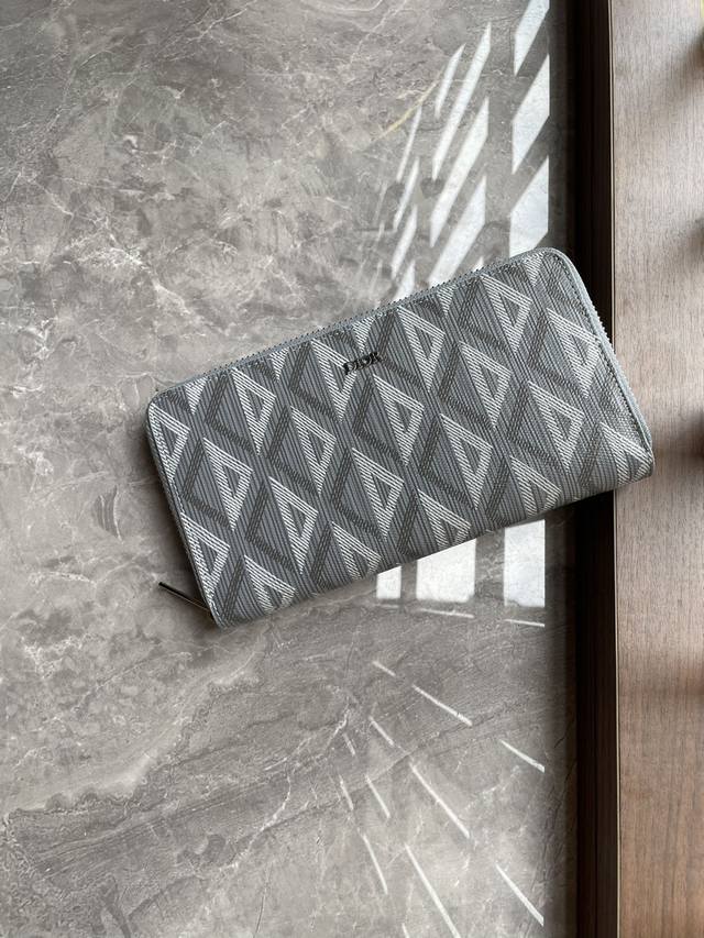 Di0R 灰色帆布Cd Diamond图案，灰色光滑牛皮中间的拉链隔层可放置硬币，两个现金隔层和12个卡位提供充足的收纳空间。长款拉链式钱包，优雅宽敞，是日常的