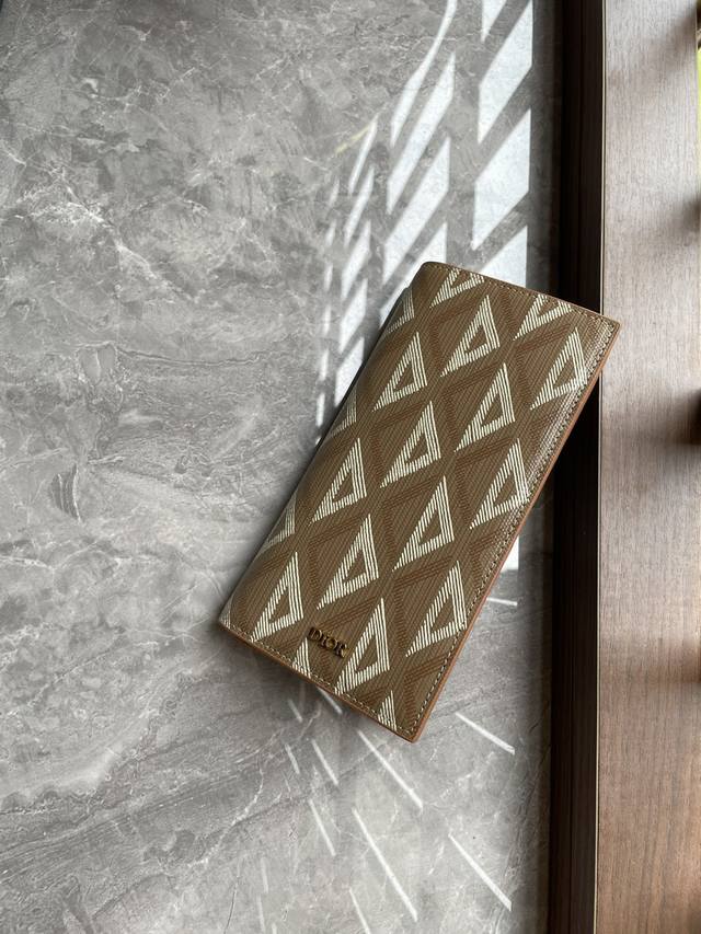 Dior 男士西装夹夹，棕色Cd Diamond图案帆布精心制作，提升格调。棕色光滑牛皮，竖版双折款式，内置16个卡位4个现金隔层和一个拉链硬币隔层，内含防尘袋