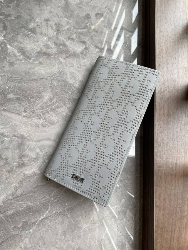 Dior 男士西装夹夹，灰色 Oblique Galaxy印花效果牛皮革，镂空光滑牛皮革搭配反光里料，提升格调。竖版双折款式，内置16个卡位4喝现金隔层，内含防