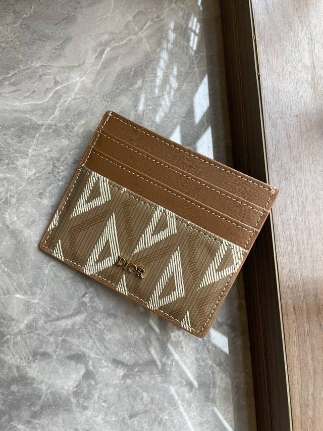 咖啡色Oblique Galaxy印花效果光滑牛皮细长而小巧的 Dior Oblique 卡夹便于携带卡片和现金。两侧分别设有3个卡槽,顶部设有1个卡槽,可收纳 咖啡色Oblique Galaxy印花效果光滑牛皮细长而小巧的 Dior Oblique 卡夹便于携带卡片和现金。两侧分别设有3个卡槽,顶部设有1个卡槽,可收纳