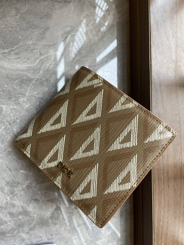 Dior 男士短款钱夹,采用咖啡色Cd Diamond 图案光滑牛皮,双折款式,搭配咖啡色头层牛皮,内置1个双层现金隔层,2个票据隔层和8个卡槽非常实用,内含防 Dior 男士短款钱夹,采用咖啡色Cd Diamond 图案光滑牛皮,双折款式,搭配咖啡色头层牛皮,内置1个双层现金隔层,2个票据隔层和8个卡槽非常实用,内含防