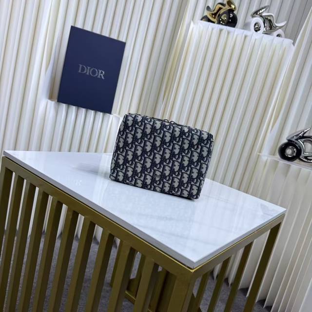 市场最高版本,欢迎对比 旅行手拿包 米色和黑色 Oblique 印花面料 编号: 2Esca527Yky_H27E 这款旅行手拿包实用又时尚。采用米色和黑色 O 市场最高版本,欢迎对比 旅行手拿包 米色和黑色 Oblique 印花面料 编号: 2Esca527Yky_H27E 这款旅行手拿包实用又时尚。采用米色和黑色 O