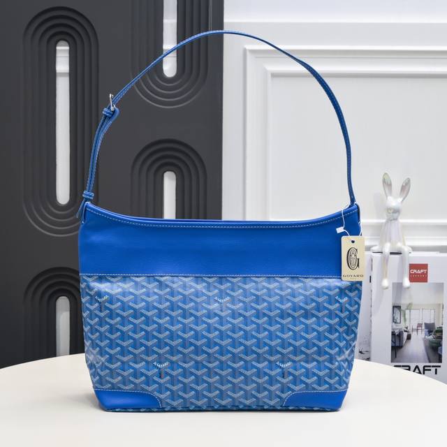 工厂P直销 天蓝 初代腋下包 Hobo老款 大家都叫他初代Hobo 但是我觉得老款设计更人性化 肩带更厚实 多孔位调节 可以高腰斜挎 四角有皮革保护 这太重要了