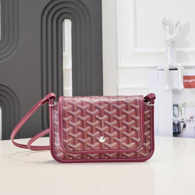 工厂P直销 酒红 戈雅 三折包 同步升级更新， 这个小包正品挺难买的 别看它外观干瘪 小小的其实超能装的 一共3个小口袋背面还有个插袋其中2个口袋里还各有一个卡