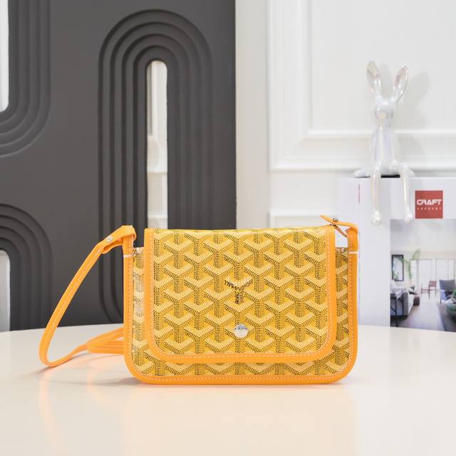 工厂P直销 黄色 戈雅 三折包 同步升级更新， 这个小包正品挺难买的 别看它外观干瘪 小小的其实超能装的 一共3个小口袋背面还有个插袋其中2个口袋里还各有一个卡