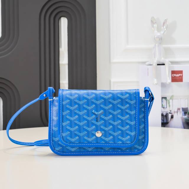 工厂P直销 天蓝 戈雅 三折包 同步升级更新， 这个小包正品挺难买的 别看它外观干瘪 小小的其实超能装的 一共3个小口袋背面还有个插袋其中2个口袋里还各有一个卡