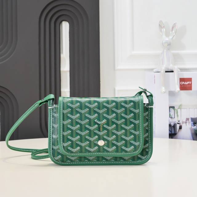 工厂P直销 绿色 戈雅 三折包 同步升级更新， 这个小包正品挺难买的 别看它外观干瘪 小小的其实超能装的 一共3个小口袋背面还有个插袋其中2个口袋里还各有一个卡