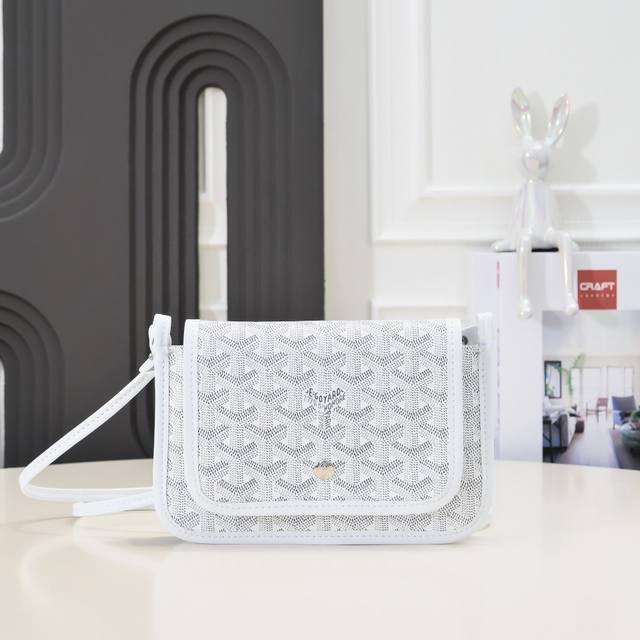 工厂P直销 白色 戈雅 三折包 同步升级更新， 这个小包正品挺难买的 别看它外观干瘪 小小的其实超能装的 一共3个小口袋背面还有个插袋其中2个口袋里还各有一个卡