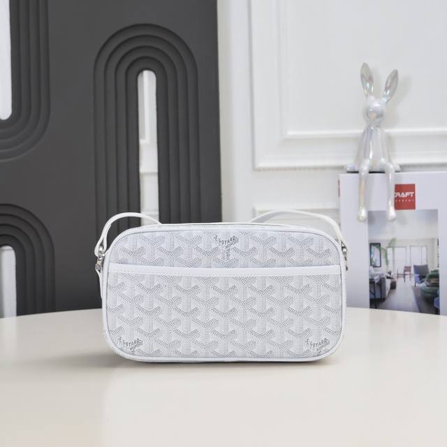 工厂P直销 白色 相机包也好饭盒也好、真的是超级轻便又能装！ 蔡徐坤吴亦凡好多明星都在用的相机包 又是一枚一包两用的中性斜挎包、轻便 耐磨 品牌理念永不妥协的手