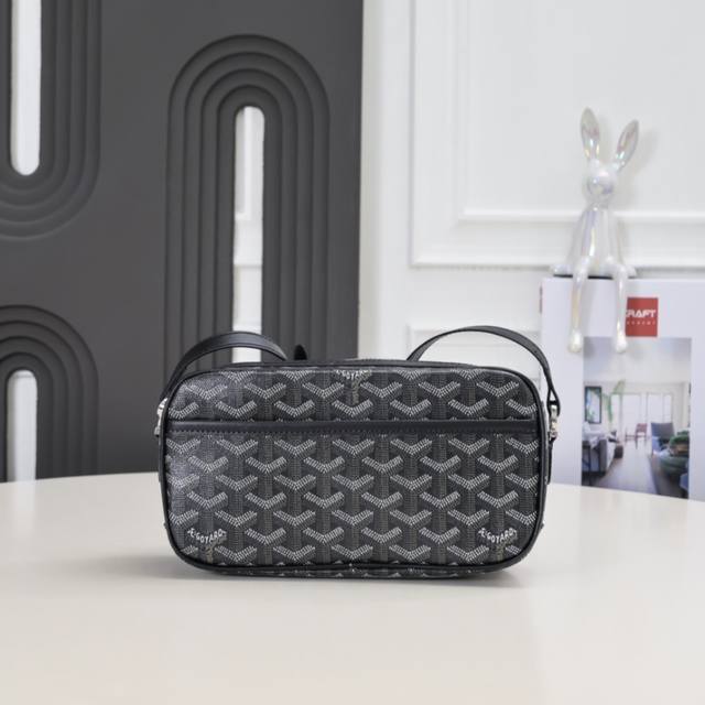 工厂P直销 黑色 相机包也好饭盒也好、真的是超级轻便又能装！ 蔡徐坤吴亦凡好多明星都在用的相机包 又是一枚一包两用的中性斜挎包、轻便 耐磨 品牌理念永不妥协的手