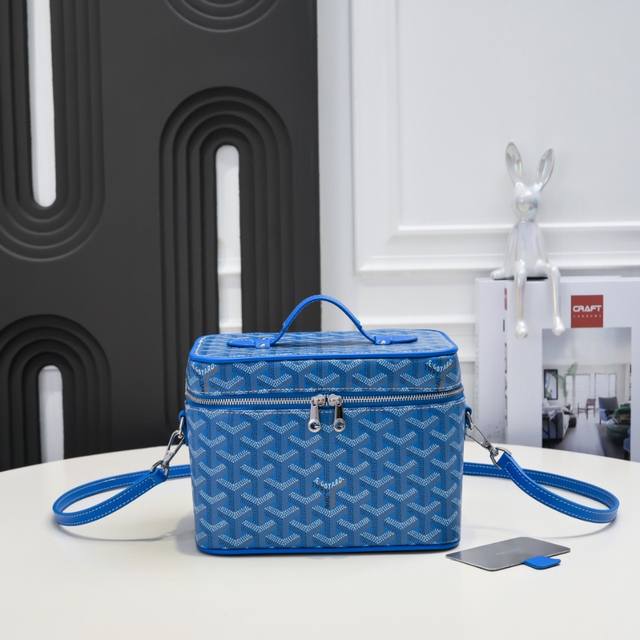 工厂P直销 蓝色 Muse 高雅德化妆包，既是手提包又是化妆包洗漱包，还可以做饭盒包内部弹性滑动固定带，可以安全地容纳各种瓶装化妆品和其他洗浴用品，附赠带标志的