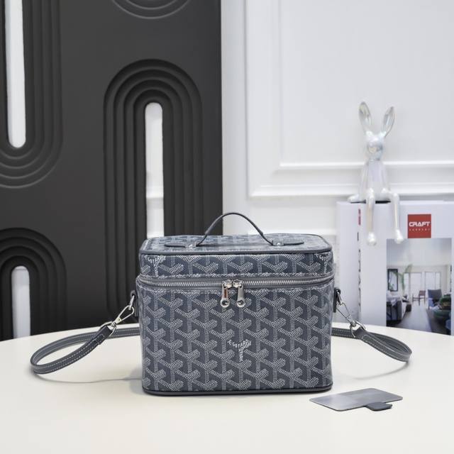 工厂P直销 灰色 Muse 高雅德化妆包，既是手提包又是化妆包洗漱包，还可以做饭盒包内部弹性滑动固定带，可以安全地容纳各种瓶装化妆品和其他洗浴用品，附赠带标志的