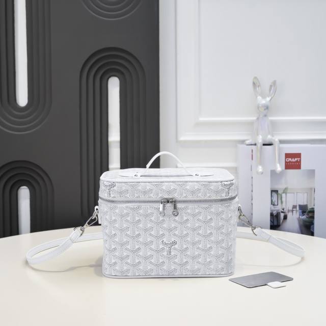 工厂P直销 白色 Muse 高雅德化妆包，既是手提包又是化妆包洗漱包，还可以做饭盒包内部弹性滑动固定带，可以安全地容纳各种瓶装化妆品和其他洗浴用品，附赠带标志的