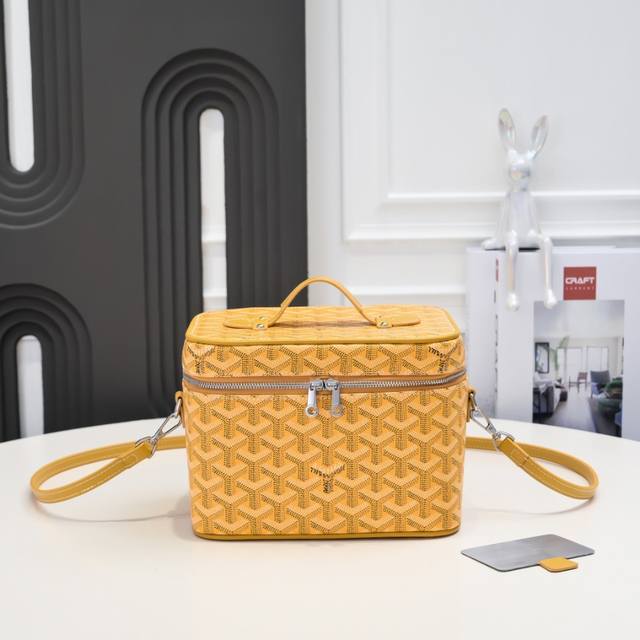 工厂P直销 黄色 Muse 高雅德化妆包，既是手提包又是化妆包洗漱包，还可以做饭盒包内部弹性滑动固定带，可以安全地容纳各种瓶装化妆品和其他洗浴用品，附赠带标志的