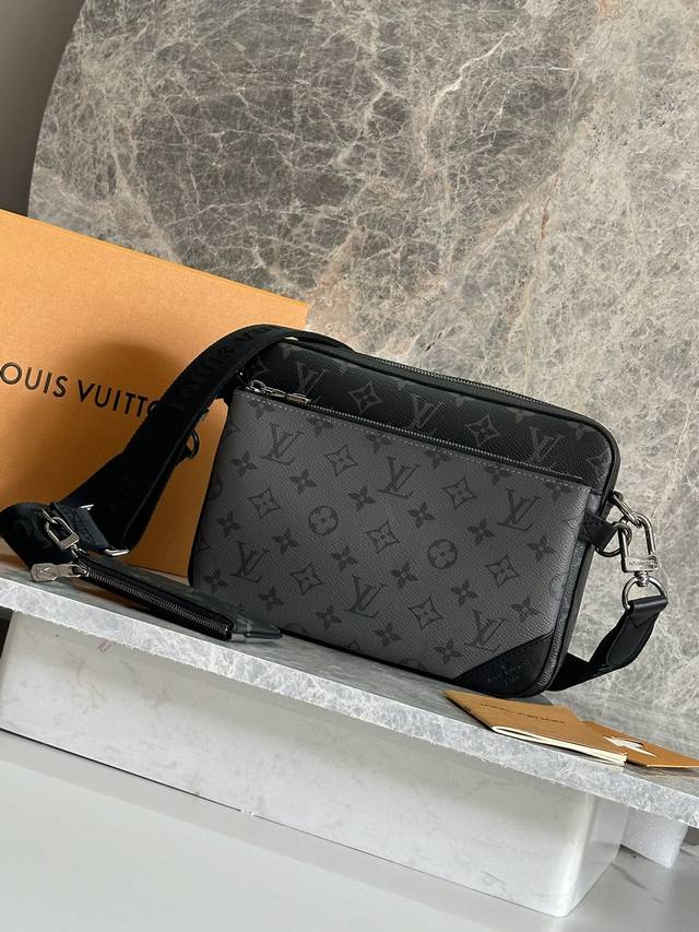 p 全钢五金顶级原单型号：M69443新版三合一邮差包Trio 邮差包由 Monogram Eclipse 帆布与 Monogram Eclipse Rever