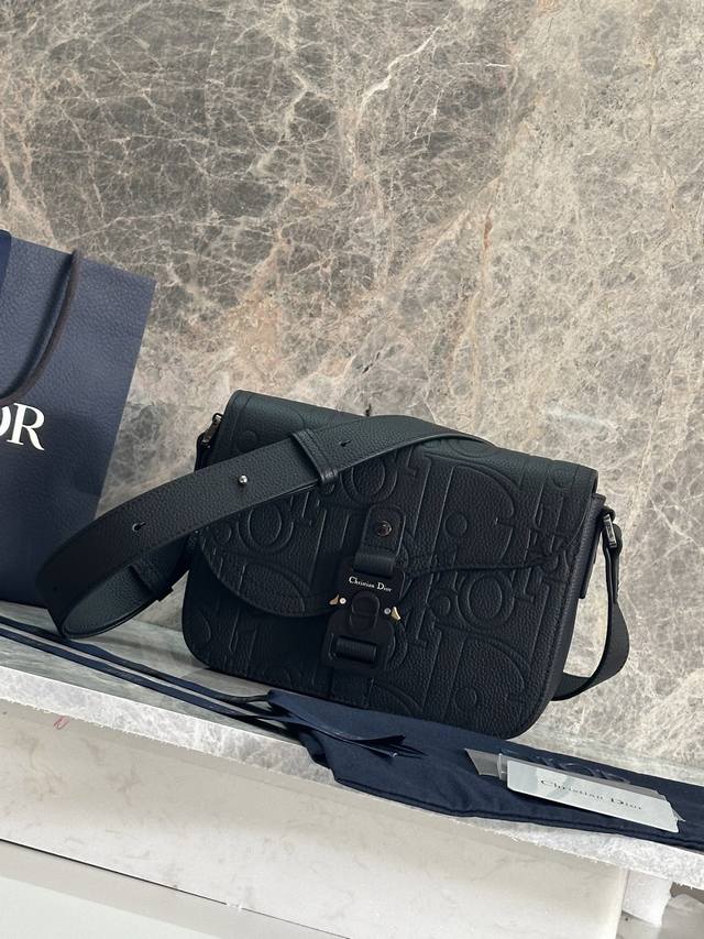 p 顶级原单 这款马鞍信使包是本季新品，精巧时尚。采用黑色粒面牛皮革精心制作，饰以对比鲜明的缉面线，搭配彰显马鞍风格审美的翻盖，点缀以铝扣提升格调。迷你款式，内