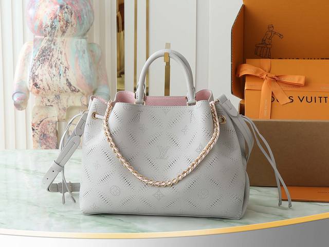 顶级原单 独家实拍 M13838 M23395本款 Bella Tote 手袋将新季 Mahina Bloom 元素巧妙融入细腻牛皮革 透过穿孔 Monogra