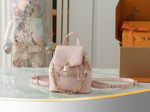 顶级原单 独家实拍 M13389粉色 全皮压花双肩包 Coussin Backpack 迷你手袋 M13389粉色 M13387黑色 Coussin Backp 顶级原单 独家实拍 M13389粉色 全皮压花双肩包 Coussin Backpack 迷你手袋 M13389粉色 M13387黑色 Coussin Backp