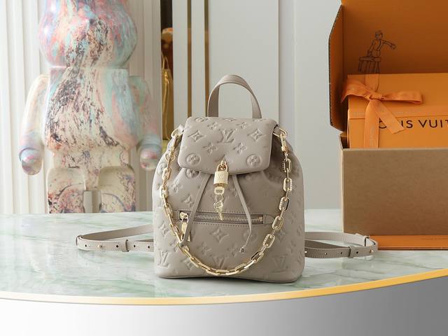 顶级原单 独家实拍 M13358灰色 全皮压花双肩包 Coussin Backpack 小号手袋 M13358灰色 M13357黑色 Coussin Backp