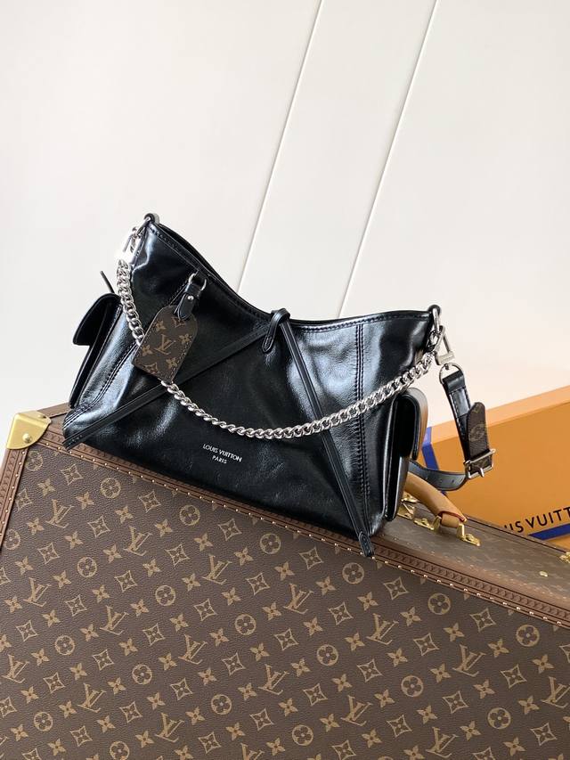 顶级原单，变码芯片M24861 本款 Carryall Cargo 小号手袋以柔软羊皮革呈现时尚微皱效果，并为深邃背景搭配抛光金属件与慵懒构型，成就昼夜场合佳选