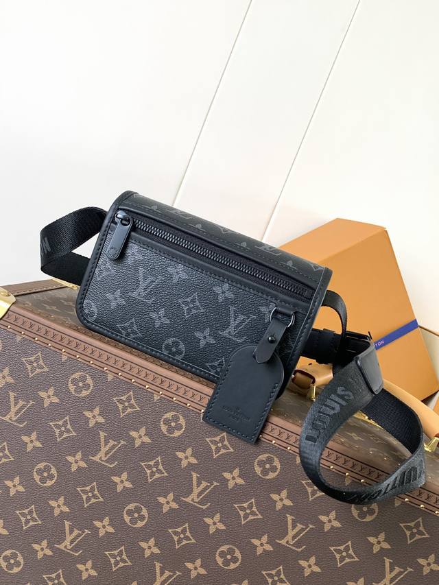 M12599黑花 顶级原单 动态芯片163C Bosphore 迷你手袋得名于品牌 2000 年代的复古 Bosphore 系列，以简洁线条和紧凑构型成就舒适背