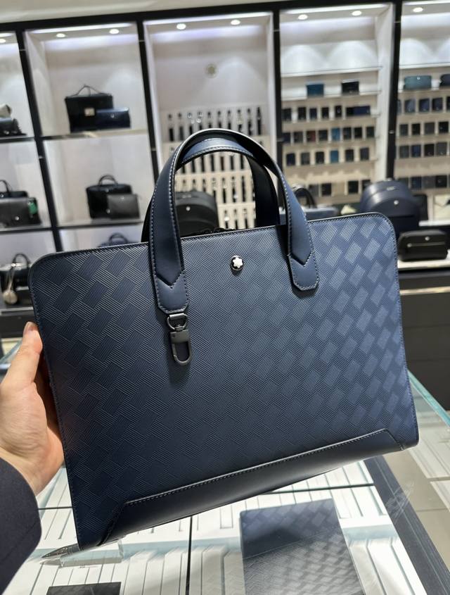 顶级专柜老鼠高端狠货2025最新火爆款万宝龙进口花皮纹手提公文包 火爆款大量出货啦,叫嚣专柜货顶级原单货纸上谈兵吹牛皮的咱不会，请让狠货说话。款式可以复制抄袭，