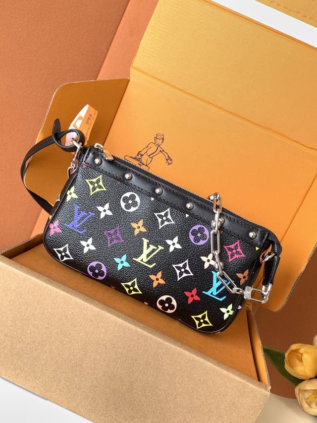 特级全钢163C芯片，M13663黑彩，本款 Pochette Accessoires 手袋取材涂层帆布，以缤纷 Monogram 图案演绎路易威登 X 村上隆