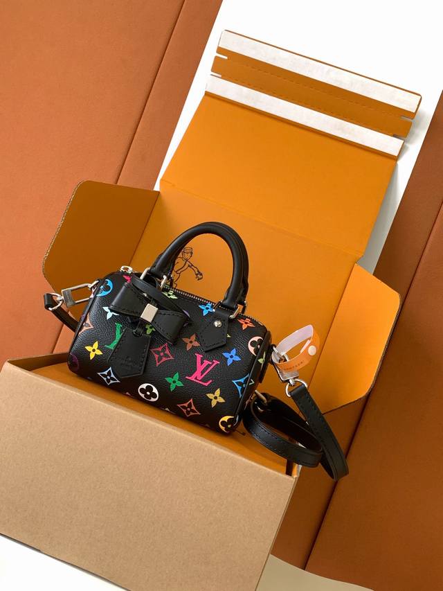 特级全钢 M 6黑彩 本款 Nano Speedy 手袋选用 Monogram 涂层帆布和牛皮革饰边塑造玲珑构型，以明丽色彩演绎路易X 村上隆再版系列的灵动格调