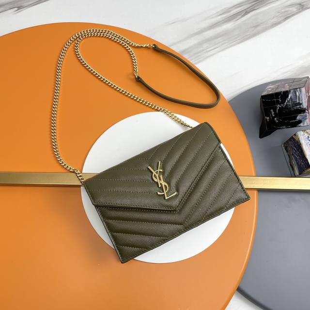 Woc小号信封包来袭，说到信封包，Y家的这一只一定必须要拥有名字！整包采用原厂鱼子酱牛皮制作，版型立体，手感舒适！可拆卸的肩带设计丰富了包包的多用性，肩带拆掉可