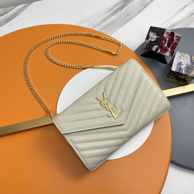 原单 奶白色 金扣P Monogram鱼子酱纹路原厂皮版本信封包.超级实用的一款小包，最经典的款式，升级最高级的版本，100%原厂牛皮配上精细手工制作；定制金属