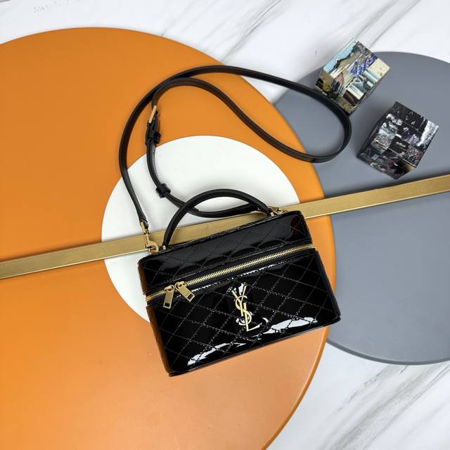 黑色漆皮 Gaby Mini 盒子包 即将火爆新一季春夏的小可爱来袭～朴彩英同款化妆包 盒子包，采用光面漆皮，双拉链设计方便开合，小小包身大大容量，可拆卸调节肩