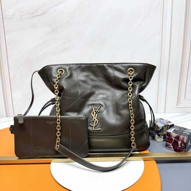 小号 羊皮 古金 Ysl 新款小号Jamie 4.3 Large Pochon羊皮腋下包。设计师真的太懂消费者需要什么了吧很多托特包的设计都没法让颜值和实用性两