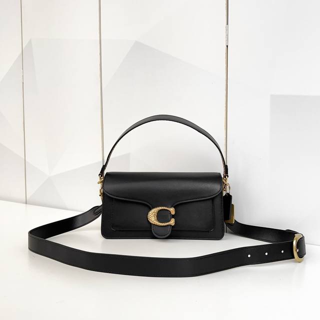 Coach 蔻驰新款Cz438 头层牛皮品质 Tabby26 酒神包新版本来咯~头层牛皮材质 品质可以比较哦! 新版本侧面采用了风琴式设计,增加了层次感!增加了 Coach 蔻驰新款Cz438 头层牛皮品质 Tabby26 酒神包新版本来咯~头层牛皮材质 品质可以比较哦! 新版本侧面采用了风琴式设计,增加了层次感!增加了