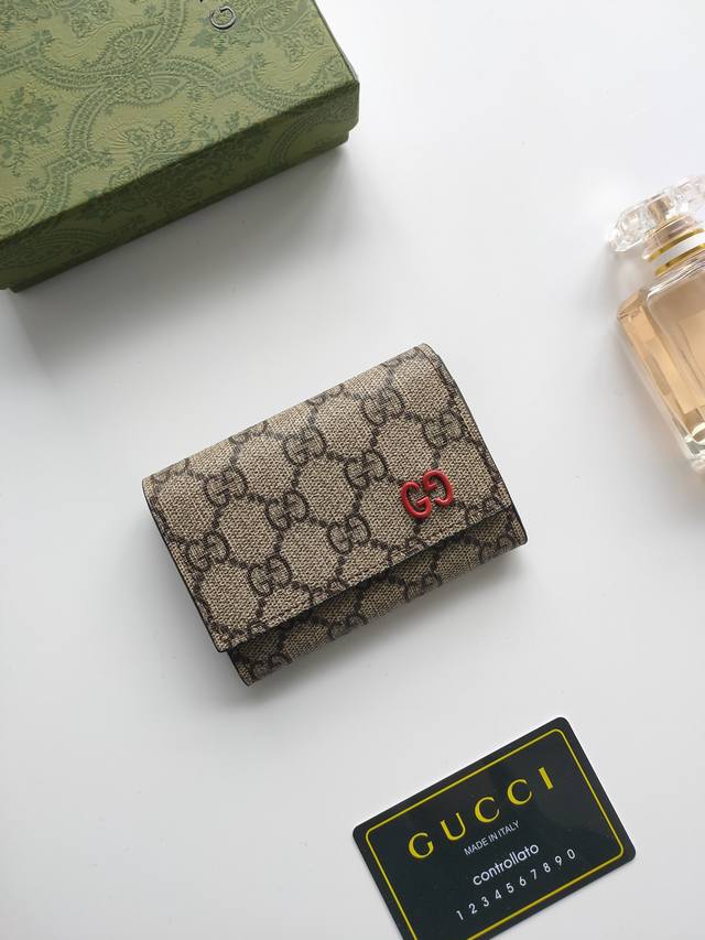 多功能卡包，衬以颜色鲜艳的内衬，零钱袋的设计造型更为实用。编号：768241 尺寸:10.5X 7.0X 2.0 Cm 设计小巧精致的卡包，配衬手袋或公事包，既