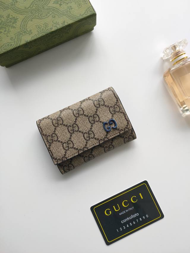 多功能卡包，衬以颜色鲜艳的内衬，零钱袋的设计造型更为实用。编号：768241 尺寸:10.5X 7.0X 2.0 Cm 设计小巧精致的卡包，配衬手袋或公事包，既