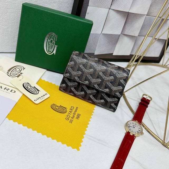 戈雅Marigny 零钱包非常适合存放零钱。它设有一个按扣开合，有一个用于存放硬币的隔层，还有一个用于存放卡和纸钞的位置。 款号: 98661 颜色: 黑色 尺