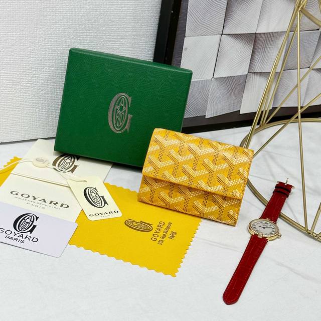 戈雅Marigny 零钱包非常适合存放零钱。它设有一个按扣开合，有一个用于存放硬币的隔层，还有一个用于存放卡和纸钞的位置。 款号: 98661 颜色: 黄色 尺