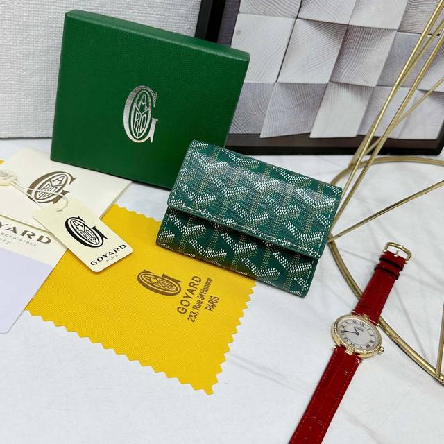 戈雅Marigny 零钱包非常适合存放零钱。它设有一个按扣开合，有一个用于存放硬币的隔层，还有一个用于存放卡和纸钞的位置。 款号: 98661 颜色: 绿色 尺