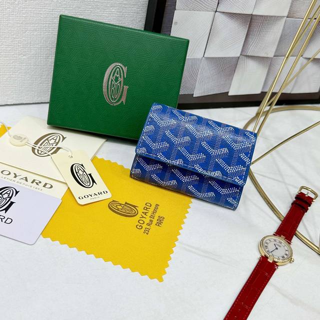 戈雅Marigny 零钱包非常适合存放零钱。它设有一个按扣开合，有一个用于存放硬币的隔层，还有一个用于存放卡和纸钞的位置。 款号: 98661 颜色: 蓝色 尺