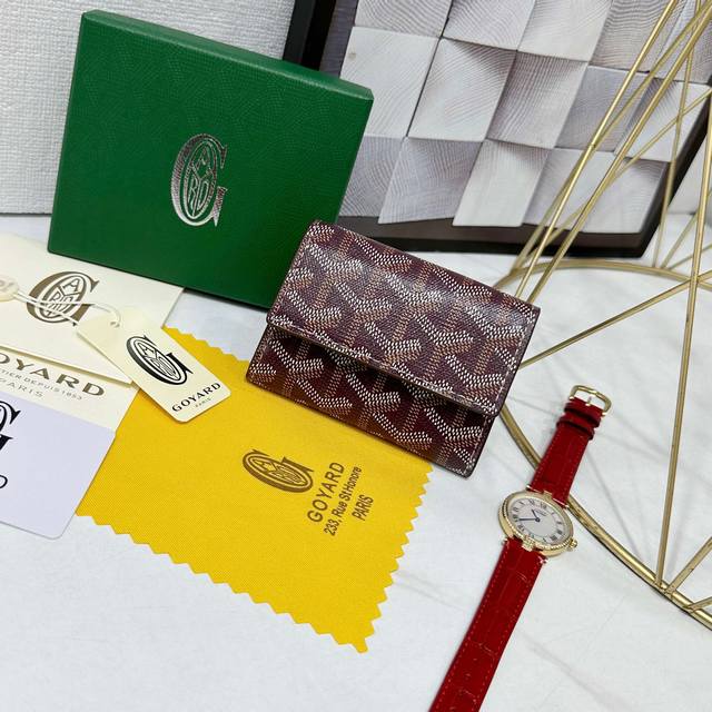 戈雅Marigny 零钱包非常适合存放零钱。它设有一个按扣开合，有一个用于存放硬币的隔层，还有一个用于存放卡和纸钞的位置。 款号: 98661 颜色: 酒红色