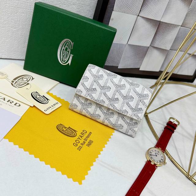 戈雅Marigny 零钱包非常适合存放零钱。它设有一个按扣开合，有一个用于存放硬币的隔层，还有一个用于存放卡和纸钞的位置。 款号: 98661 颜色: 白色 尺