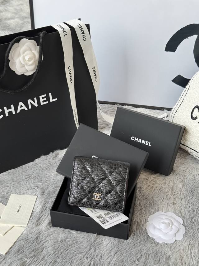 新品Chanel 对折短钱包到货进口牛皮制作内里带零钱袋 这类钱包超级实用、卡位多还有长隔层可放包里、可手拿,颜色如图所示明 编号:A84028 尺寸12X12 新品Chanel 对折短钱包到货进口牛皮制作内里带零钱袋 这类钱包超级实用、卡位多还有长隔层可放包里、可手拿,颜色如图所示明 编号:A84028 尺寸12X12