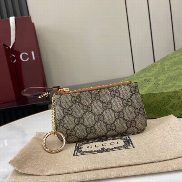 顶配版 新款 Gg Emblem系列饰包带卡片夹 Gg Emblem系列以创意设计和创新功能焕新诠释经典图案，匠心缔造未来数年的珍藏之选。这款米色和深棕色卡片夹