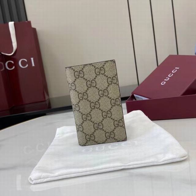 顶配版 新品 Gg Emblem系列以创意设计和创新功能焕新诠释经典图案，匠心缔造未来数年的珍藏之选。这款双折卡片夹以米色和深棕色全新Gg字母交织图案织物匠心打