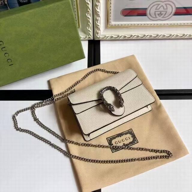 顶配版 原厂皮 G家新款进口顶级头层牛皮!颇具结构感的真皮链条超迷你斜挎包 配有钥匙扣 可以用于将此袋绑缚在另外更大的手袋 封口配以织纹虎头马刺扣 虎头扣装饰施 顶配版 原厂皮 G家新款进口顶级头层牛皮!颇具结构感的真皮链条超迷你斜挎包 配有钥匙扣 可以用于将此袋绑缚在另外更大的手袋 封口配以织纹虎头马刺扣 虎头扣装饰施