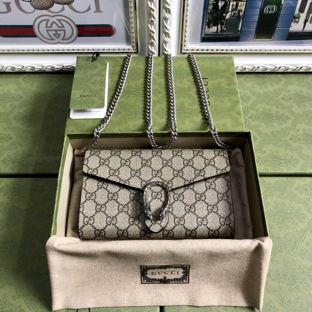 顶配版 配绿盒包装 独家实拍 Gucci 原单 实物实拍 专柜同步。一个结构化的Gg Supreme帆布链钱包与我们的纹理虎头骨距关闭。款号401231啡Pvc