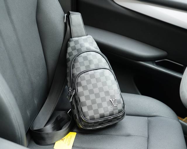 路易威登 官网同步 高版本 胸包 永恒不过时的标志性产品 纯原单牛皮 顶级五金制作 非市面普通版本 今年Lv最爱的款式 全部实拍 实用性非常高 完全不用担心穿搭