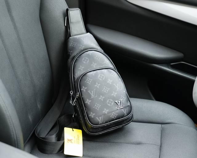 路易威登 官网同步 高版本 胸包 永恒不过时的标志性产品 纯原单牛皮 顶级五金制作 非市面普通版本 今年Lv最爱的款式 全部实拍 实用性非常高 完全不用担心穿搭