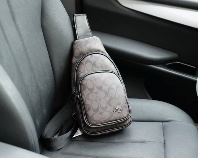 蔻驰 官网同步 高版本 胸包 永恒不过时的标志性产品 纯原单牛皮 顶级五金制作 非市面普通版本 今年Coach最爱的款式 全部实拍 实用性非常高 完全不用担心穿