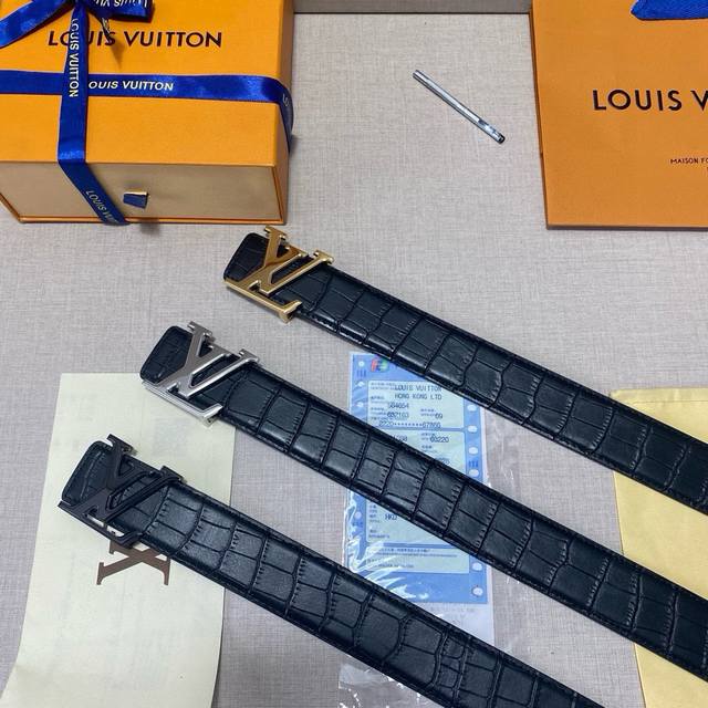 品牌：Lv路易威登 等级：男士皮带.定制头层牛皮.双面可用。油边精致、官网同步新款 配专柜全套包装 送打眼针 长度不裁剪 扣头：钢扣 长度：100 125Cm